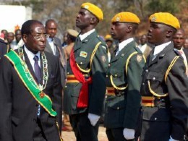 Zimbabve'de iktidar partisi Mugabe'yi azletti