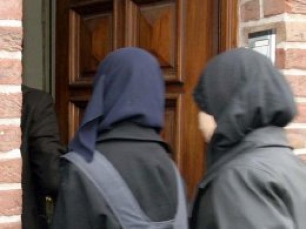 İngiltere'de ilkokulda tesettür sorgusu
