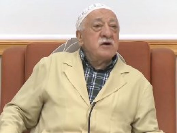 'Gülen'in fanilasını öğrencilere öptürdüler'