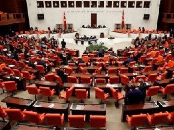 AK Partili vekille, muhalefet vekilleri arasında 'sevgi' diyaloğu