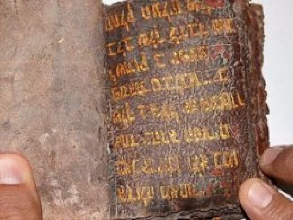 Altın yazmalı Tevrat ele geçirildi