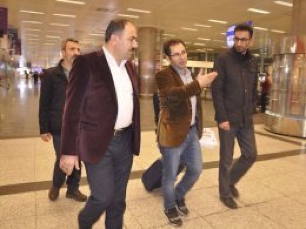 Siyonist çetenin alıkoyduğu gazeteci Türkiye'ye döndü