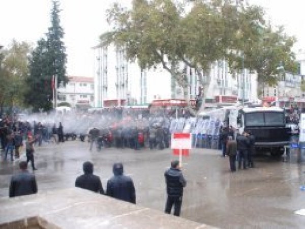 Tütün üreticilerine polis müdahale etti