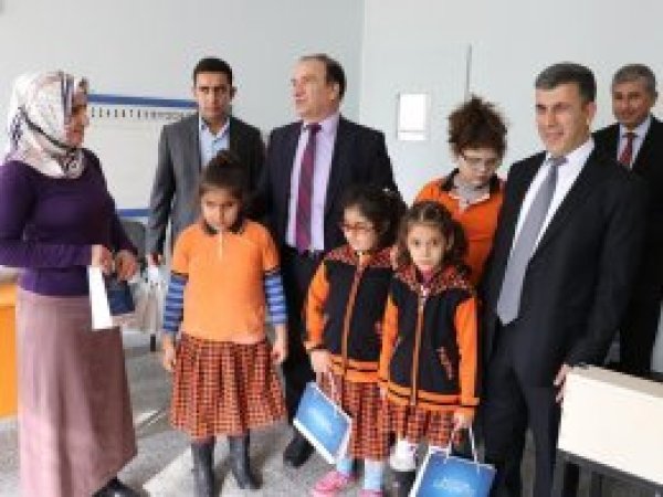 "Dünyada çocuklar 'süper devletlerin' bombalarıyla ölüyor"