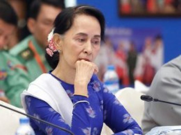 Oxford, Myanmar liderine verdiği nişanı geri aldı