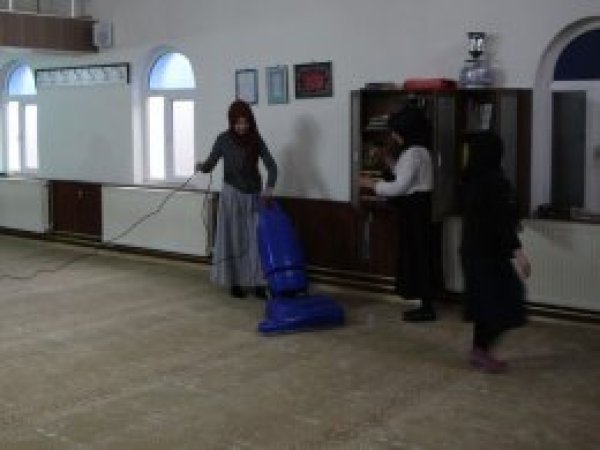 Öğrenciler cami temizledi
