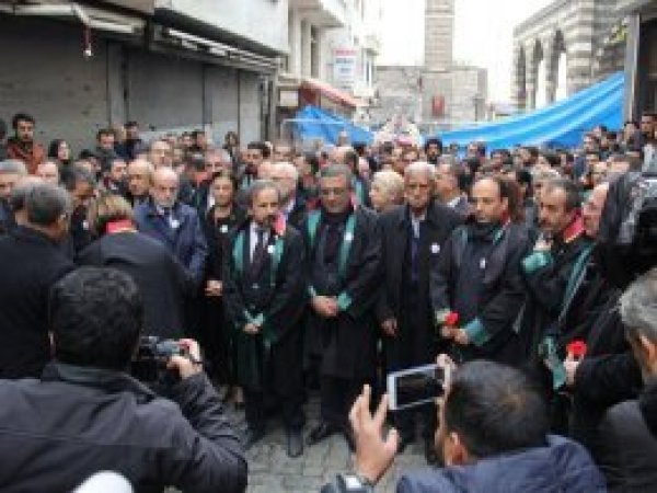 Tahir Elçi vurulduğu sokakta anıldı