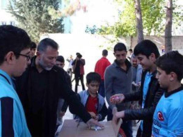 Öğrencilerden Mevlid Kandili ikramı