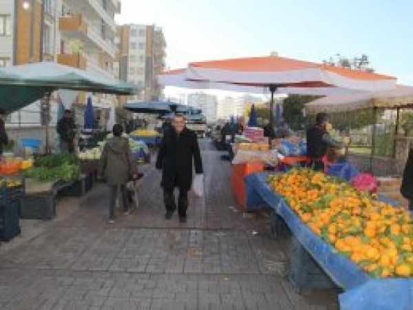 Pazar esnafı ibadetlerini yapabilecek cami istiyor