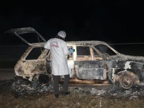 Yanmış otomobilde 2 ceset bulundu