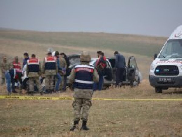 Boş arazide biri kadın 2 kişinin cesedi bulundu