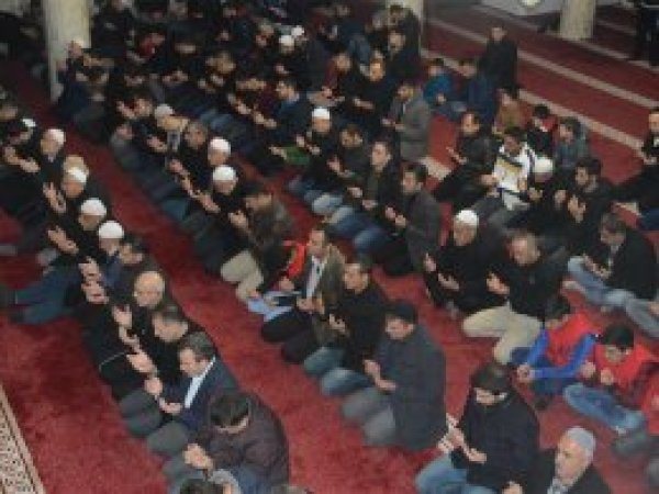 Eller Kudüs için semaya kalktı