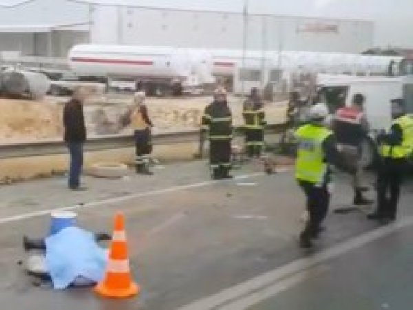 Gaziantep’te kamyonet ile minibüs çarpıştı: 5 ölü