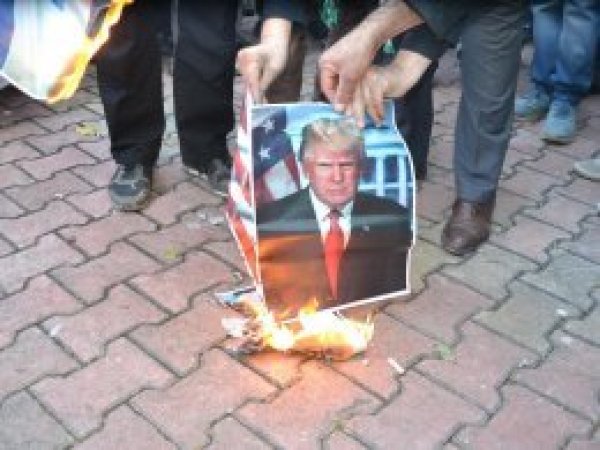 Viranşehirliler Trump'ın şer planını telin etti