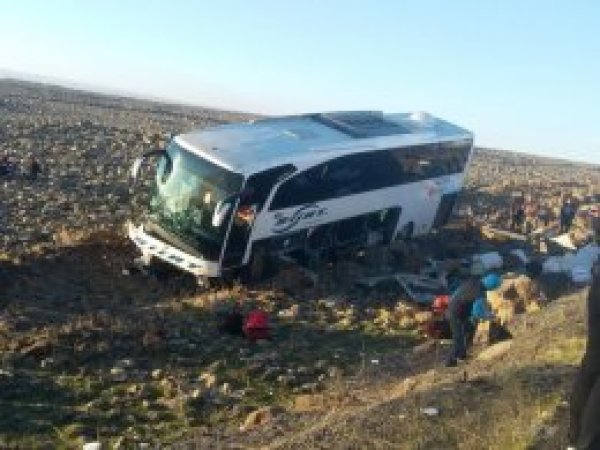 Yolcu otobüsü kaza yaptı: 6 yaralı
