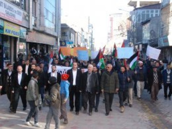 Doğubayazıtlılar ABD'nin Kudüs kararına karşı yürüdü