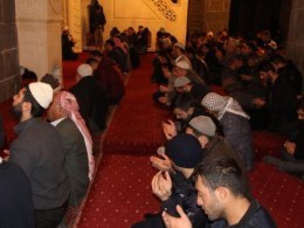 Eller Kudüs için sabah namazında semaya kalktı