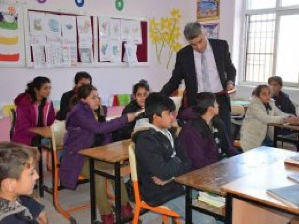 Öğrencilere Kur'an-ı Kerim meali dağıtıldı
