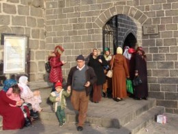 Diyarbakır'da türbeye lağım akıyor iddiası