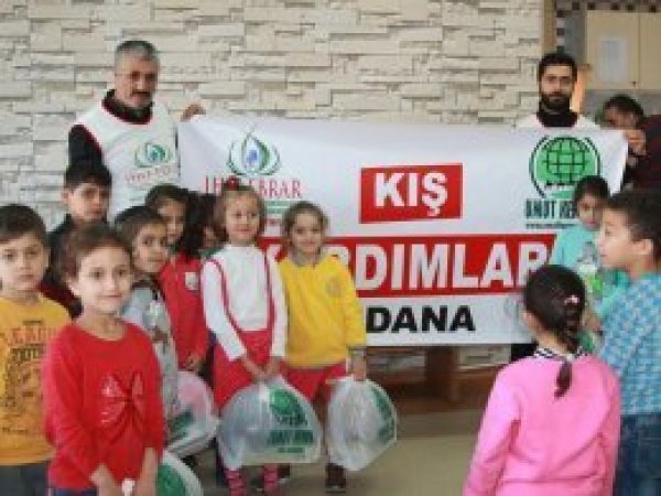 Adana'da ihtiyaç sahibi öğrencilere yardım