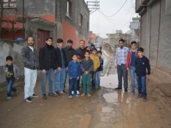 Çamurlu yolların yapılmamasına tepki