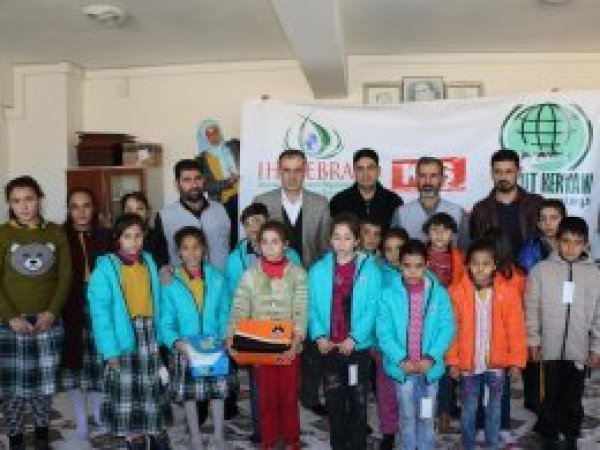 IHO-EBRAR 250 öğrenciye mont dağıttı