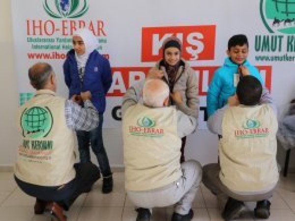 IHO-EBRAR yetim ve fakir çocukları sevindirdi