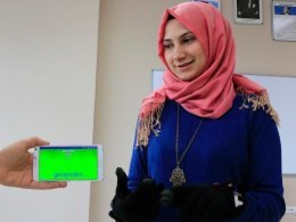 İşitme engelliler mobil eldivenle 'konuşacak'