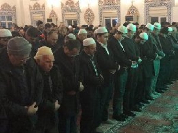 İzmir'de gençler sabah namazında buluştu