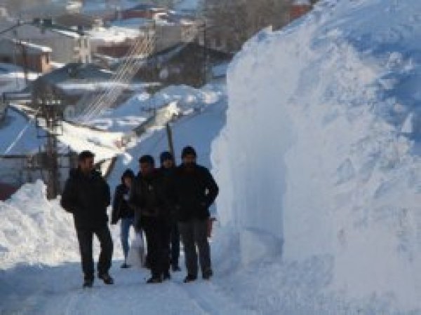 Karlıova’da kar kalınlığı insan boyunu aştı