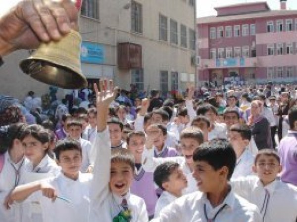 Milyonlarca öğrenci yarın ders başı yapacak