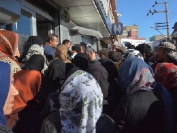 Suriyelilerden yardım kartına yoğun ilgi