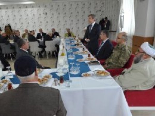 Bitlis Valisi Kanaat Önderleri ile bir araya geldi