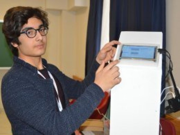 Dokunmatik akıllı mezar taşı büyük ilgi gördü