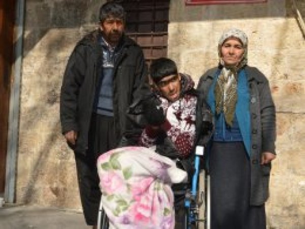 Felçli oğulları için yardım bekliyorlar