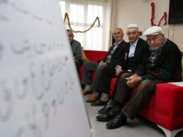 Huzurevinde Kur'an okumayı öğreniyorlar