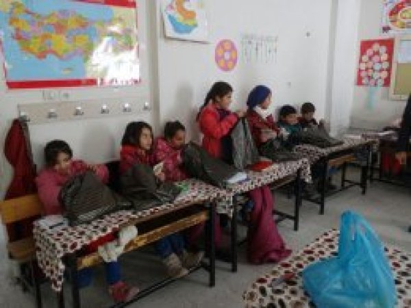 Köy öğrencilerine kırtasiye yardımı