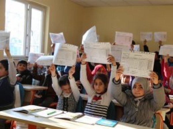 Siirt’te Suriyeli öğrencilerin karne sevinci