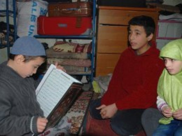 Zorluklara rağmen hafızlık eğitimi alıyorlar