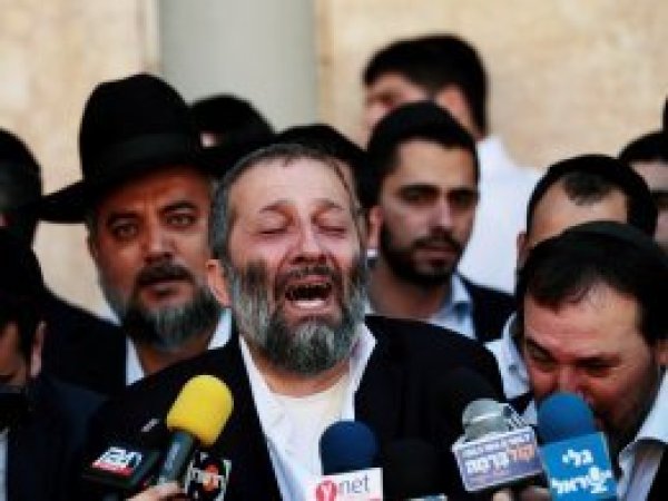 İsrailli bakan ağlamak için soğan kullandı