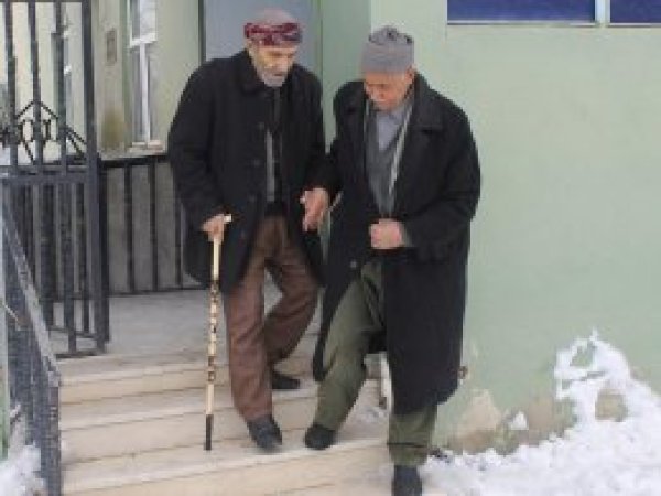 83 yaşındaki görme engellinin cami aşkı