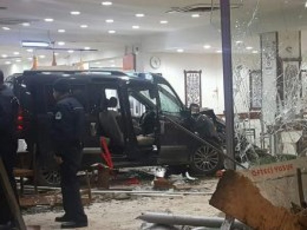 Arabayla Restorana girdi 11 kişiyi yaraladı