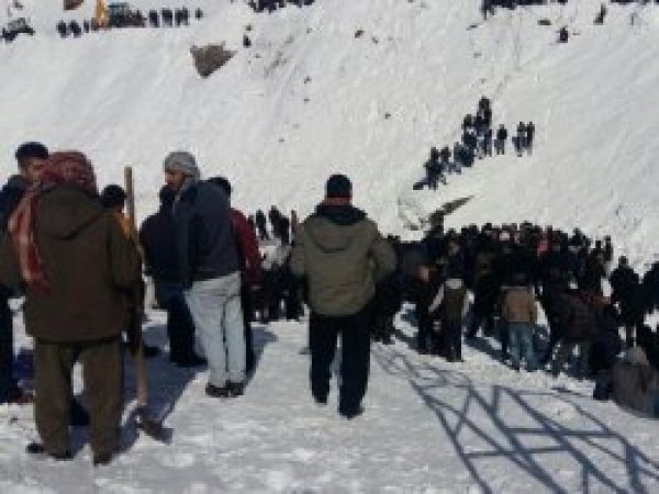 Çığ altında kalan operatör hayatını kaybetti
