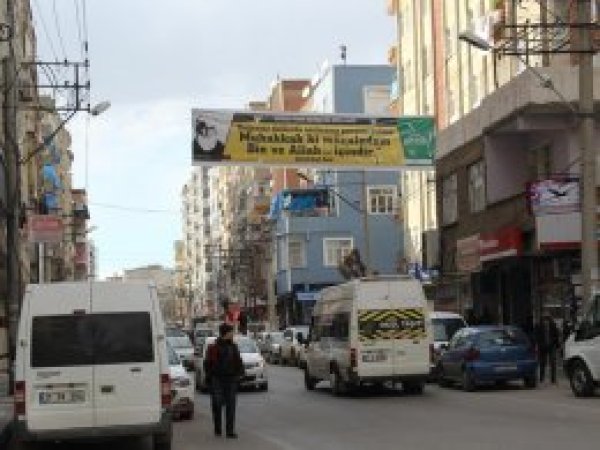 Diyarbakır sokaklarına şehidlerin sözleri asıldı