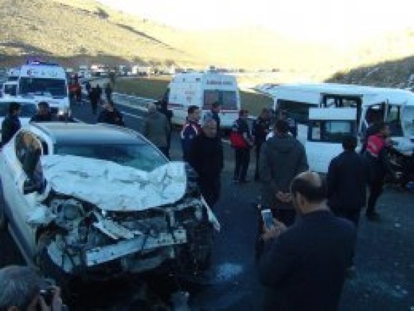 Minibüs ile otomobil çarpıştı: 4'ü ağır 13 yaralı