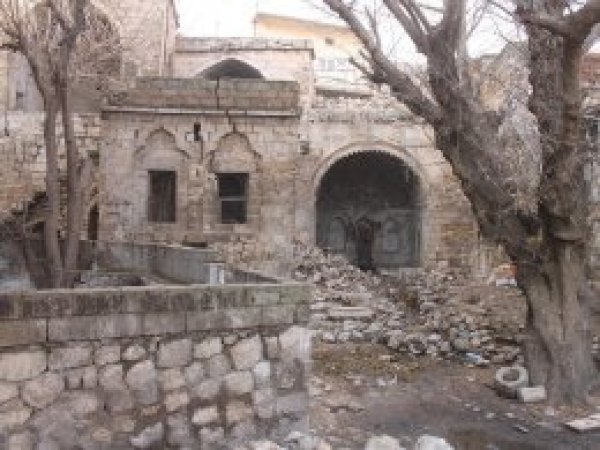Tarihi yapılar bakımsızlıktan çöküyor 