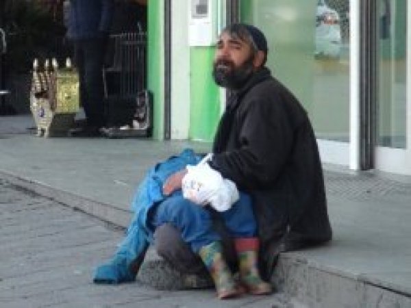Vicdansız 'baba' oğlunu bayıltarak dilendirdi