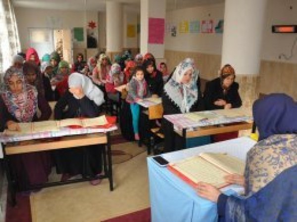 Anneler çocuklarıyla Kur’an öğrenmenin sevincini yaşıyor