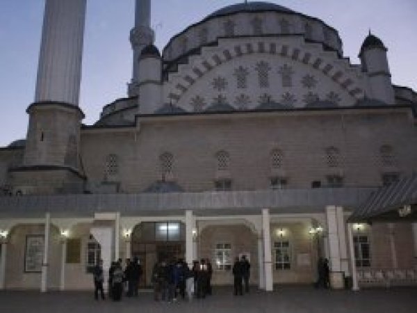Hür Gençlik sabah namazında buluştu