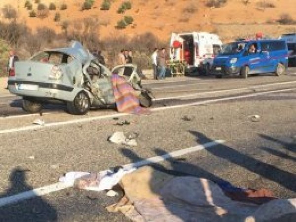 Otomobil ile TIR çarpıştı: 4 ölü 2 yaralı